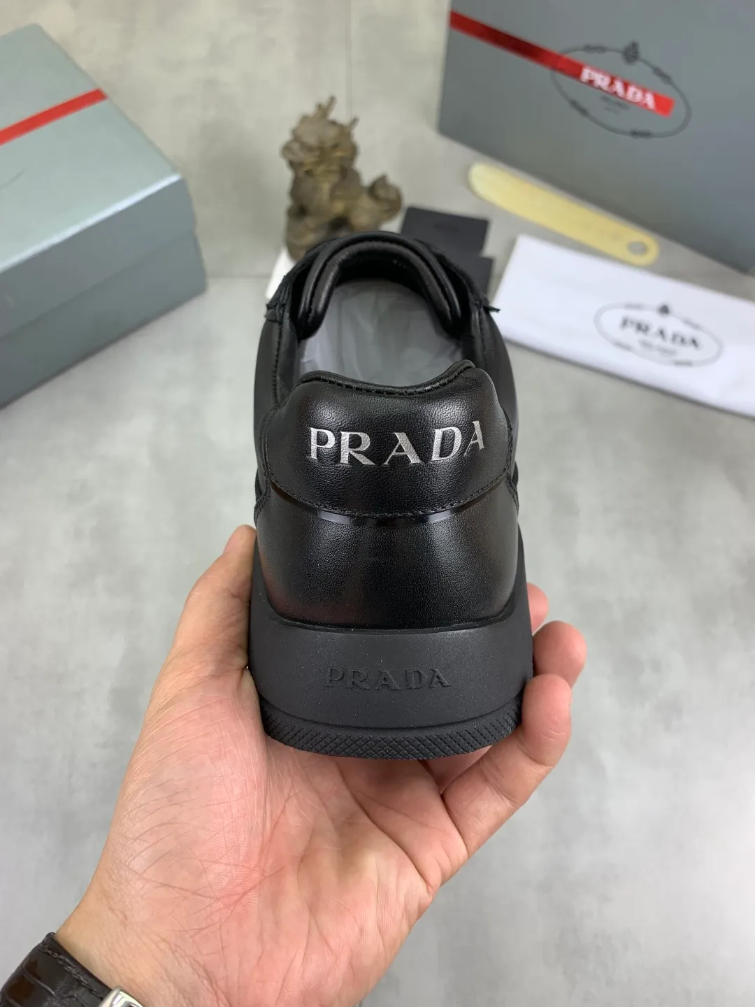 Men's men's shoes💰P600💰【New style】Top quality, classic popular models on the official website, timeless for a century,🆘 The trendy brand (Prada) mainly promotes popular models, avant-garde and versatile fashionable men's shoes, private version molding, cowhide surface splicing 1:1 oil edge processing... fashionable and simple, original imported cowhide interior cowhide feet; the atmosphere and personality are more fashionable, eye-catching and pursuing class. It will subvert old ideas and be a must-have for fashionistas who want to spend time with you! Must keep it! High-end comfort, high-end quality workmanship. Size: 38-44 4️⃣ colors available. full package